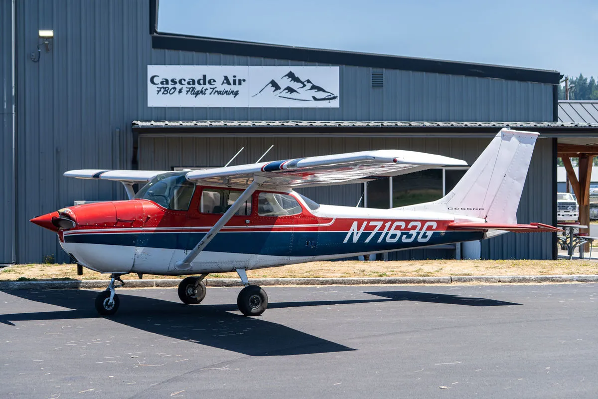 Cessna 172K N7163G parked in front of the Cascade Air hangar at KKLS.